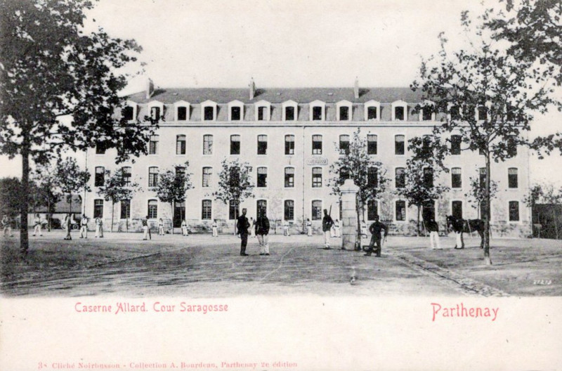 Carte postale ancienne Caserne Allard - Cour Saragosse à Parthenay