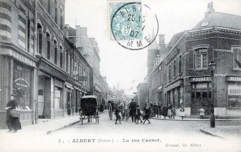 Carte postale ancienne La rue Carnot à Albert
