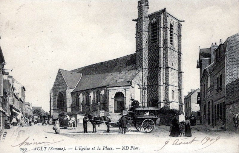 Carte postale ancienne L'Eglise et la Place à Ault