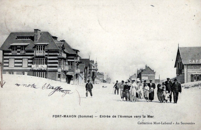 Carte postale ancienne Entrée de l'Avenue vers la Mer à Fort-Mahon-Plage