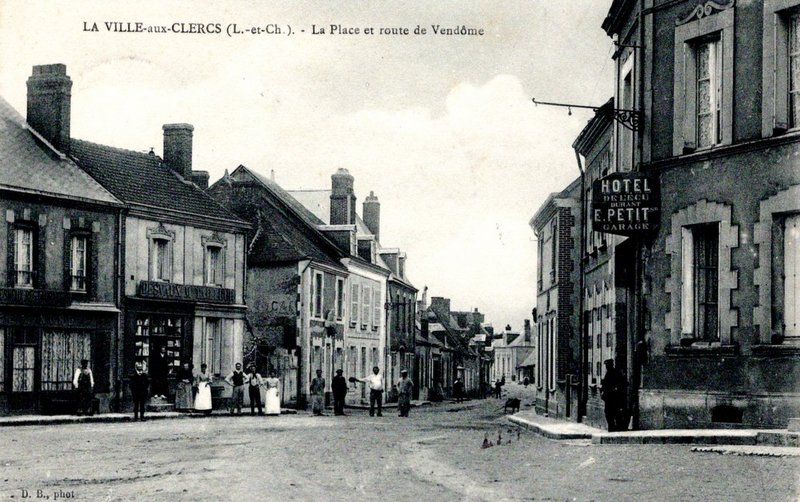 Carte postale ancienne La Place et route de Vendôme à La Ville-aux-Clercs