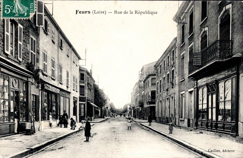 Carte postale ancienne Rue de la République à Feurs