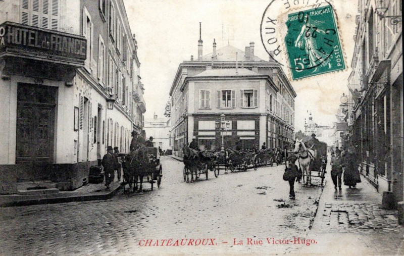 Carte postale ancienne La Rue Victor-Hugo à Châteauroux