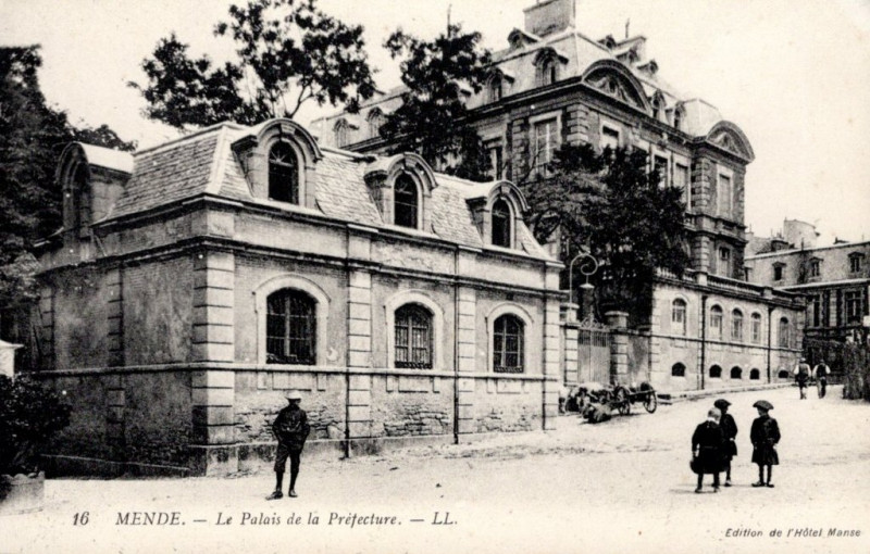 Carte postale ancienne Le Palais de la Préfecture à Mende