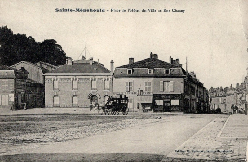Carte postale ancienne Place de l'Hôtel-de-Ville et Rue Chanzy à Sainte-Menehould