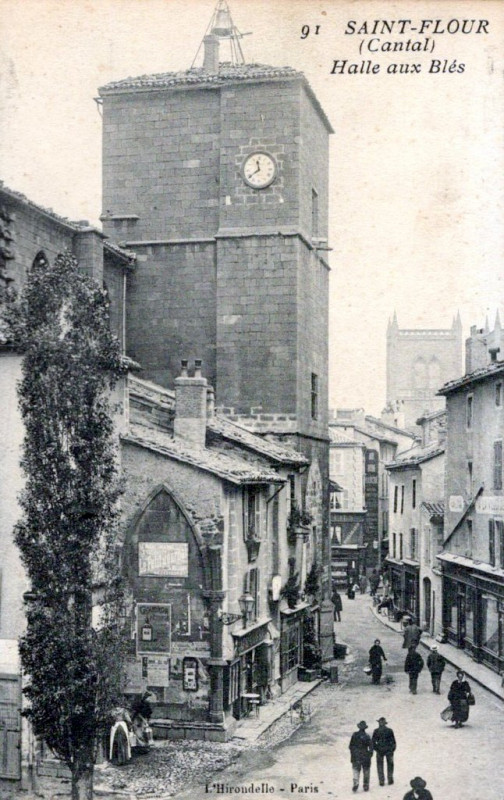 Carte postale ancienne Halle aux Blés à Saint-Flour