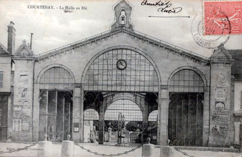 Carte postale ancienne La Halle au Blé à Courtenay