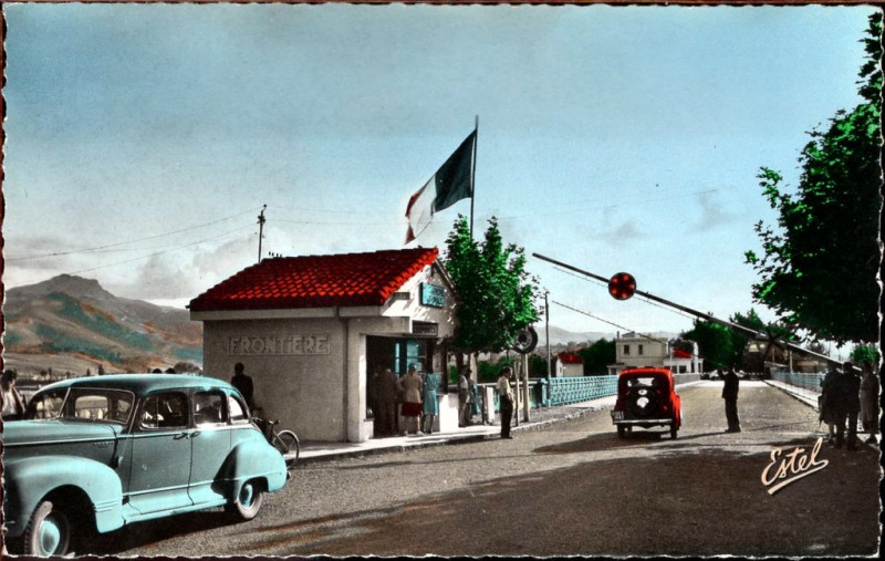 Carte postale ancienne Frontière Franco-Espagnole - Service des Passeports au Pont International à Urrugne