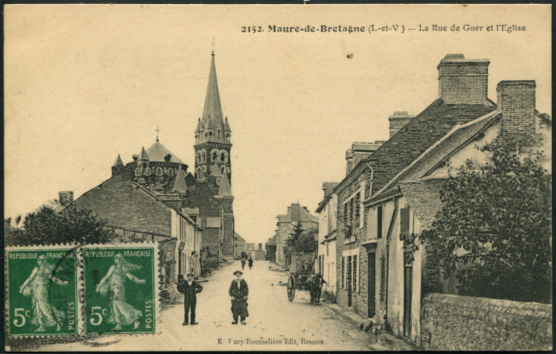 Carte postale ancienne La Rue de Guer et l'Eglise à Val d'Anast