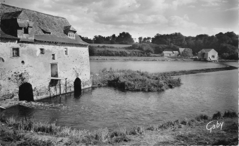 Carte postale ancienne Le Moulin de la Goure et le barrage sur la Mayenne à Ménil