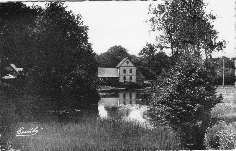 Carte postale ancienne Le Moulin de la Faucille à Segré-en-Anjou Bleu