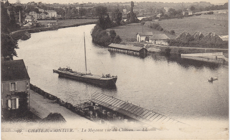 Carte postale ancienne La Mayenne vue du Château à Château-Gontier-sur-Mayenne