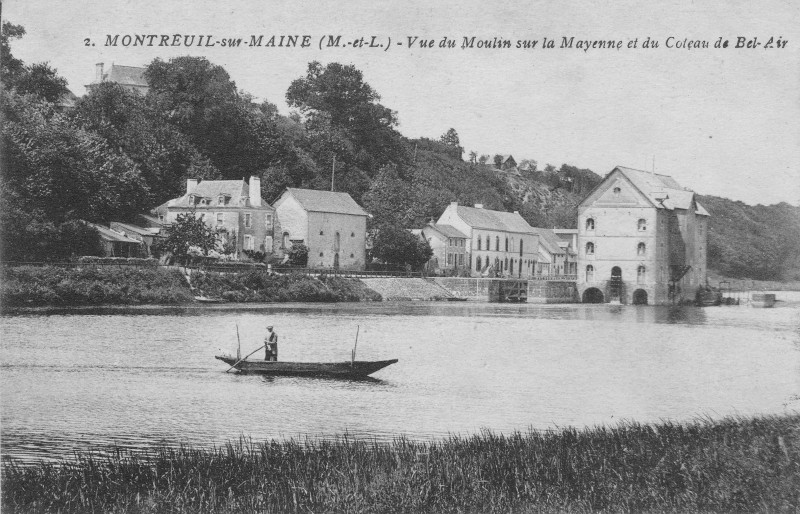 Carte postale ancienne Vue du Moulin sur la Mayenne et du Coteau de Bel-Air à Montreuil-sur-Maine
