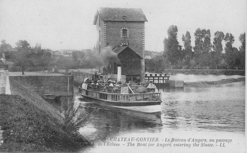 Carte postale ancienne Le bateau d'Angers au passage de l'écluse à Château-Gontier-sur-Mayenne