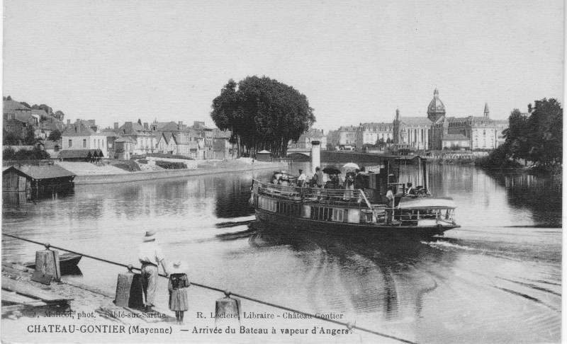 Carte postale ancienne Arrivée du bateau à vapeur d'Angers à Château-Gontier-sur-Mayenne