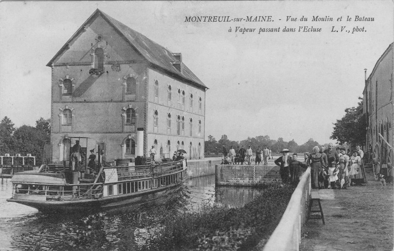 Carte postale ancienne Vue du Moulin et le Bateau à Vapeur passant dans l'écluse à Montreuil-sur-Maine