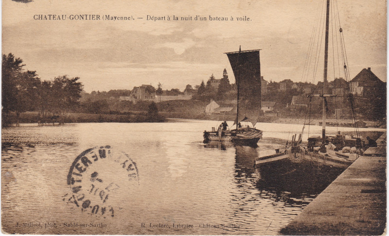 Carte postale ancienne Départ à la nuit d'un bateau à voile à Château-Gontier-sur-Mayenne