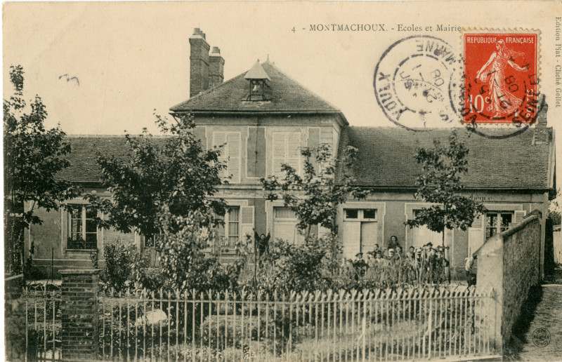 Carte postale ancienne Ecoles et Mairie à Montmachoux