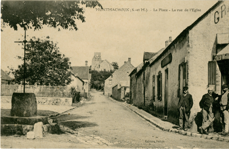 Carte postale ancienne La Place - La rue de l'Eglse à Montmachoux