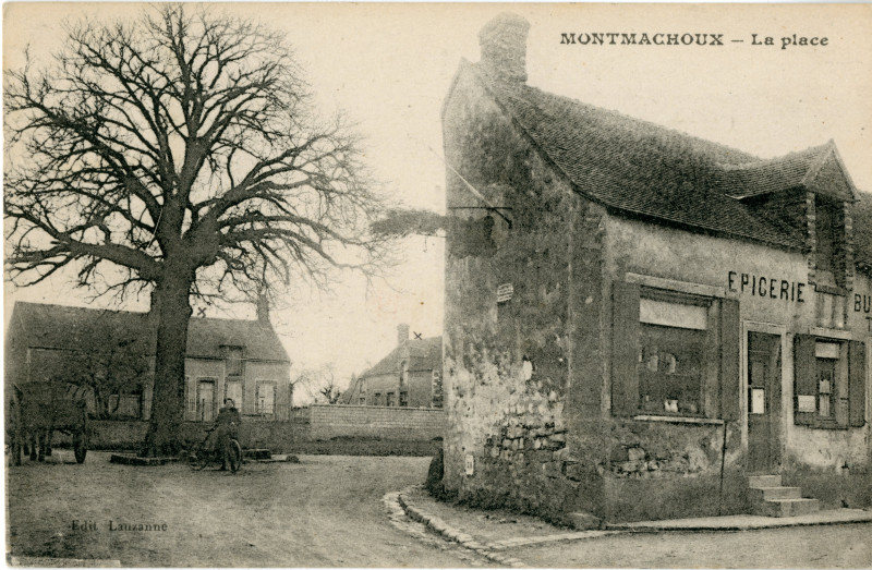 Carte postale ancienne La place à Montmachoux