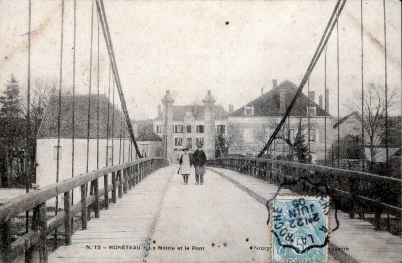 Carte postale ancienne La Mairie et le Pont à Monéteau