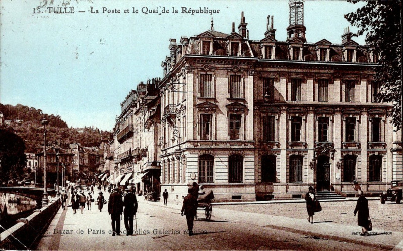 Carte postale ancienne La Poste et le Quai de la République à Tulle
