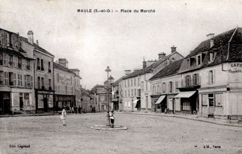 Carte postale ancienne Place du Marché à Maule