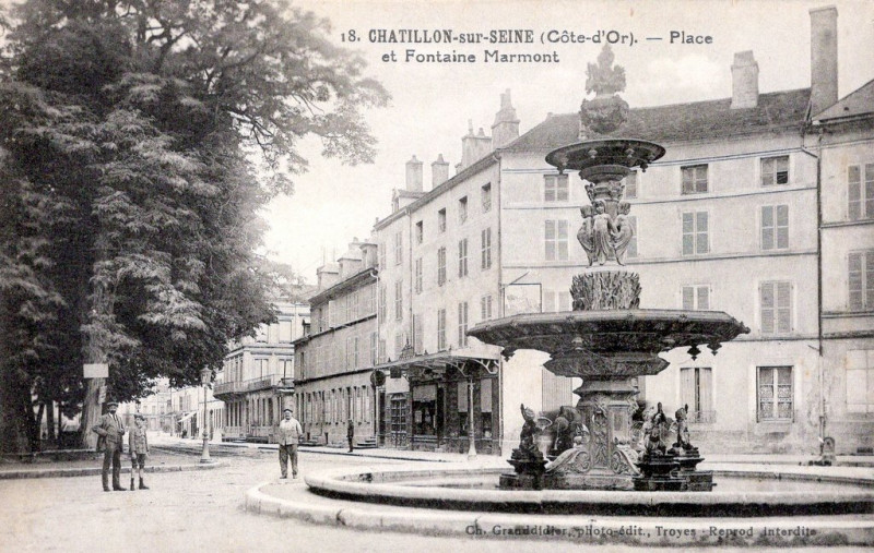 Carte postale ancienne Place et Fontaine Marmont à Châtillon-sur-Seine