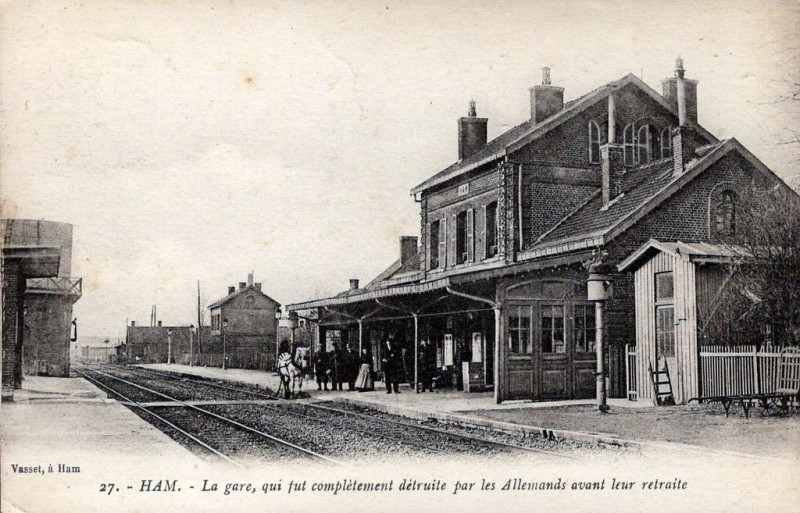 Carte postale ancienne Ham - La gare, qui fut complètement détruite par les Allemands avant leur retraite à Muille-Villette