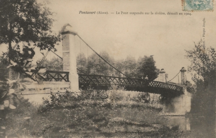 Carte postale ancienne Le pont suspendu sur la rivière, démoli en 1904 à Pontavert