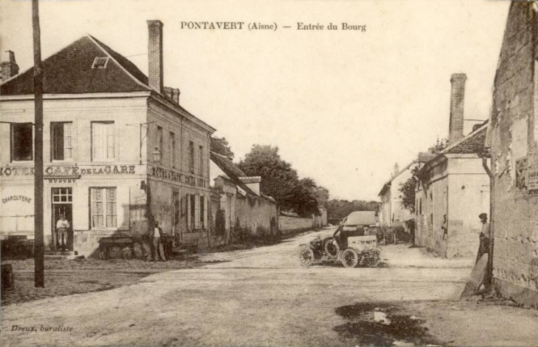 Carte postale ancienne Entrée du Bourg à Pontavert
