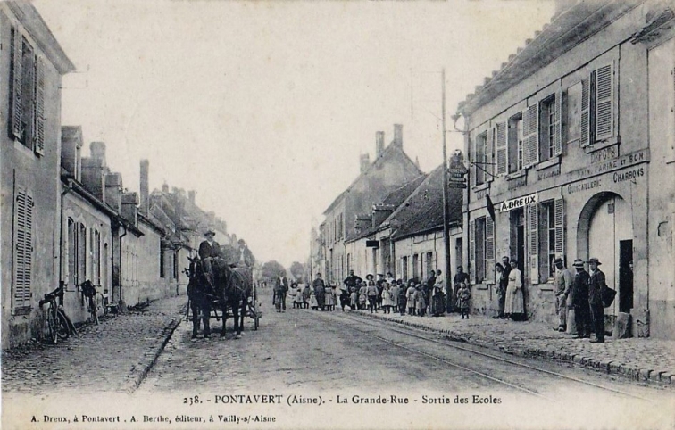 Carte postale ancienne La Grande-Rue - Sortie des Ecoles à Pontavert
