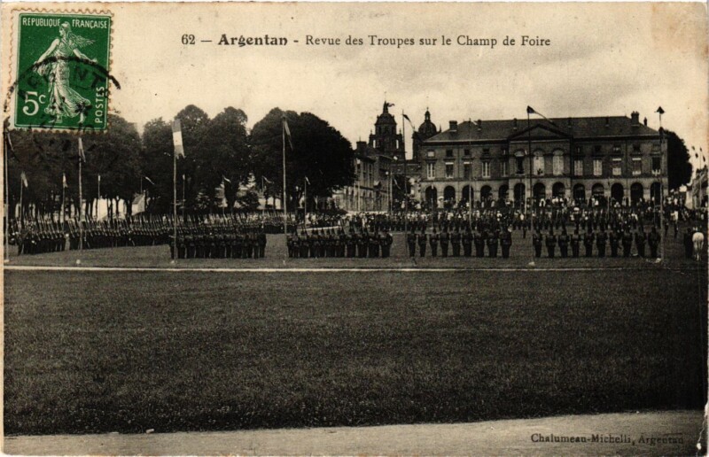 Carte postale ancienne Argentan - Revue des Troupes sur le Champ de Foire à Argentan