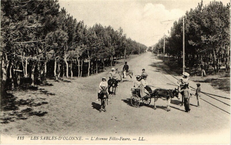 Carte postale ancienne Les Sables-d'Olonne - L'Avenue Felix-Faure aux Sables-d'Olonne