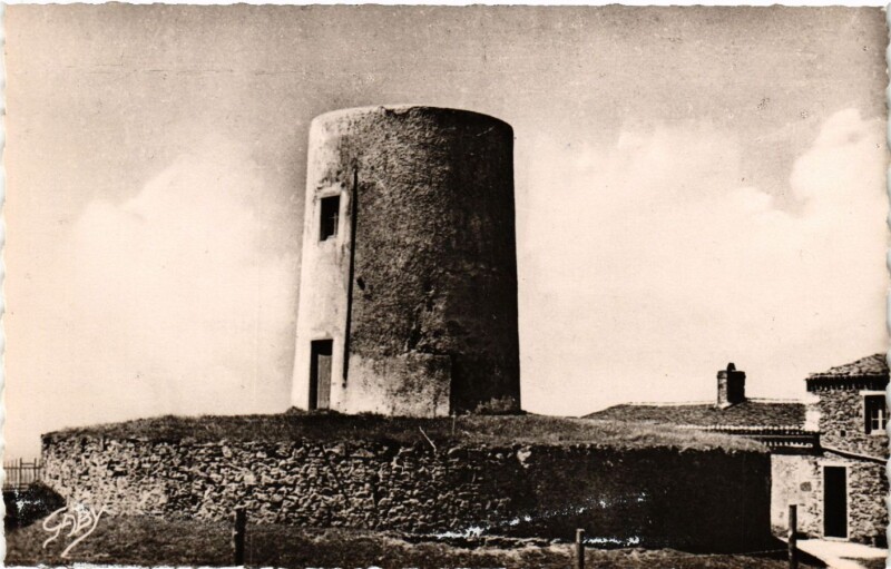 Carte postale ancienne Pouzauges - Le Moulin du Puy-Crapaud à Pouzauges