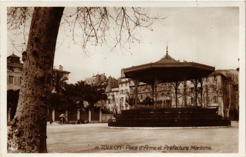 Carte postale ancienne Toulon - Place d'Arme à Toulon