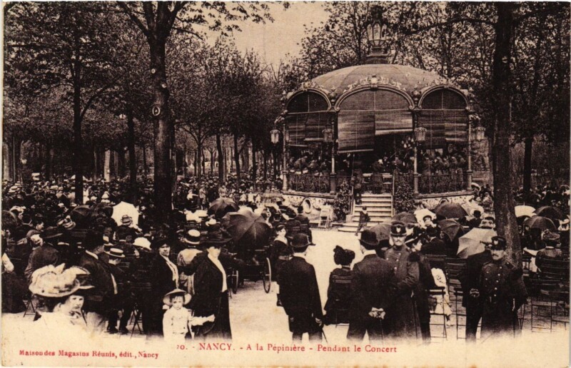Carte postale ancienne Nancy - Pendant le Concert à Nancy