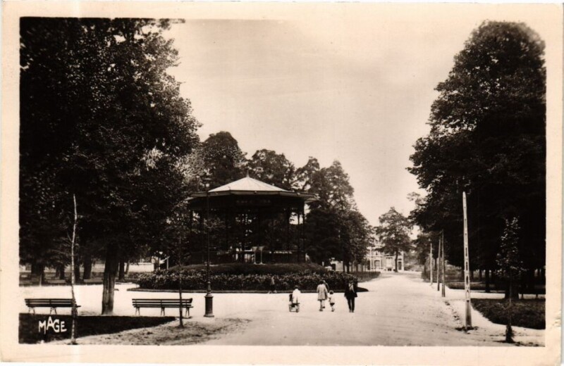 Carte postale ancienne Saint-Quentin Le Jardin Public à Saint-Quentin