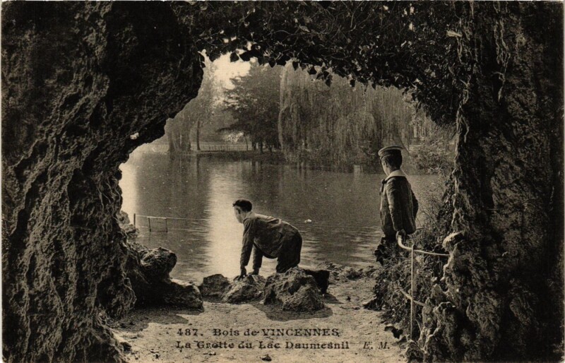 Carte postale ancienne Paris 12e-Bois de Vincennes-La Grotte du Lac Daumesnil à Paris 12e