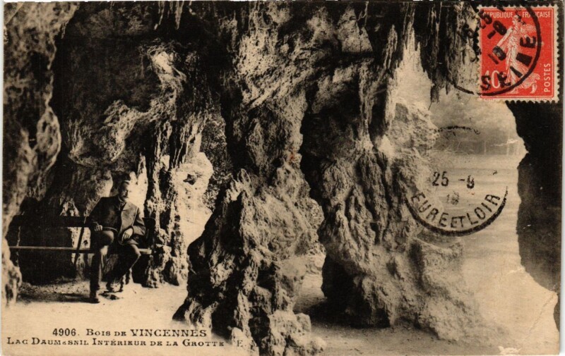 Carte postale ancienne Paris 12e-Bois de Vincennes-Lac Daumesnil intérieur de la Grotte à Paris 12e