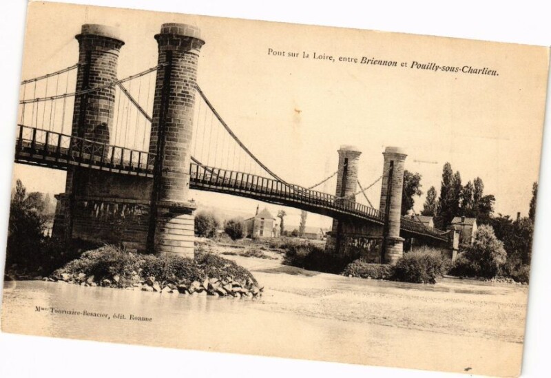 Carte postale ancienne Pont sur la Loire entre Briennou et Pouilly-sous-Charlieu à Charlieu