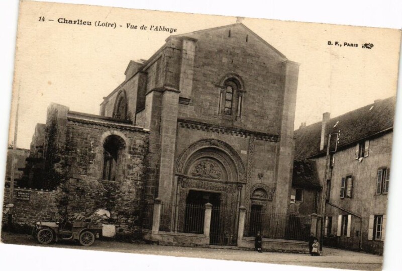 Carte postale ancienne Charlieu - Vue de l'Abbaye à Charlieu