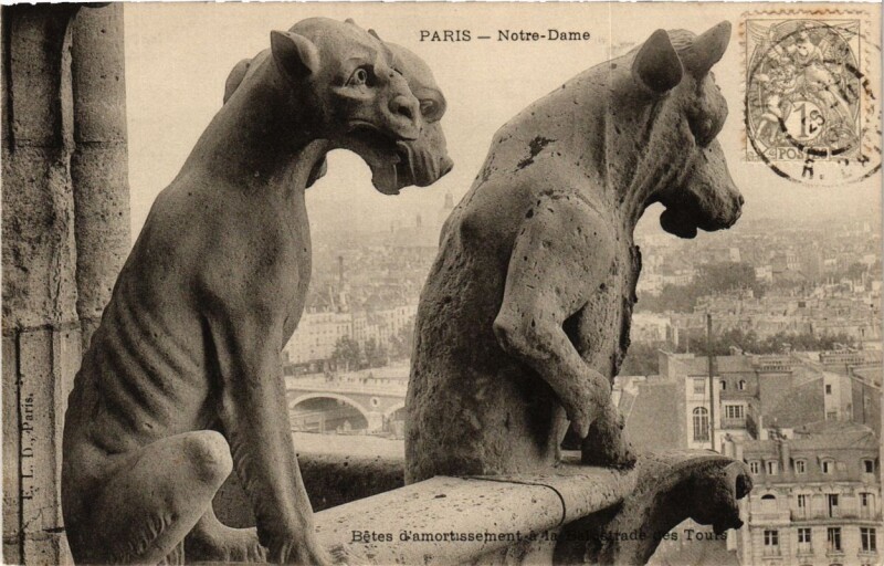 Carte postale ancienne Paris (1e) - N.D., Betes d'amortissement á la Balustrade des tours à Paris 1er