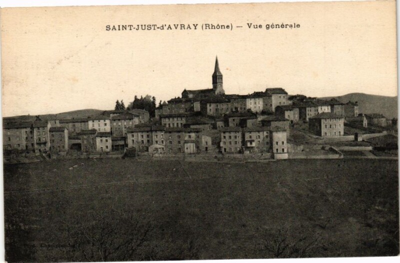 Carte postale ancienne Saint-Just d'Avray-Vue générale à Saint-Just-d'Avray