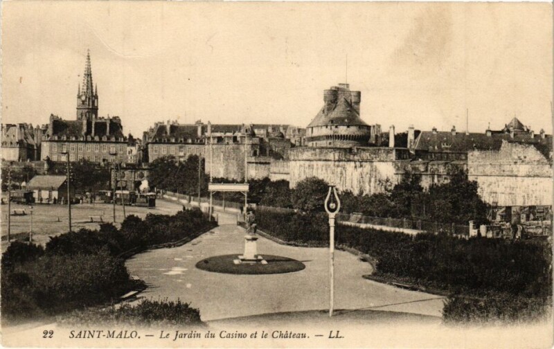 Carte postale ancienne Saint-Malo-Le Jardin du Casino et le Chateau à Saint-Malo