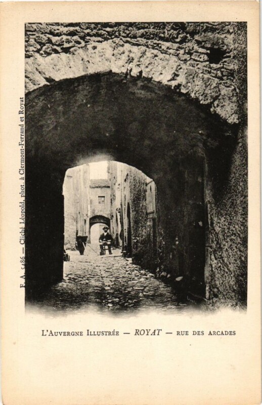 Carte postale ancienne Royat - Rue des arcades à Royat