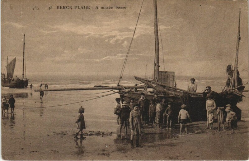Carte postale ancienne Berck-Plage - Boat on the Shore - A Maree Basse Ships