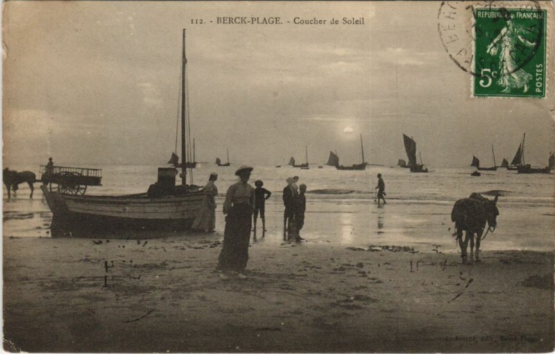 Carte postale ancienne Berck-Plage - Boat on the Shore - Coucher de Soleil Ships