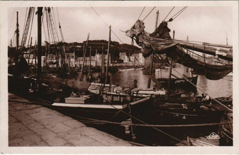 Carte postale ancienne Audierne - Le Port Ships
