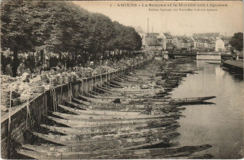 Carte postale ancienne Amiens - La Somme et le Marche aux Legumes - Boats Ships